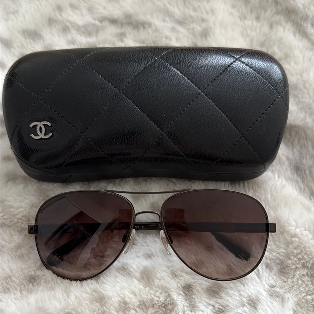 CHANEL Black Aviator Sunglasses with quilted CHANEL Case